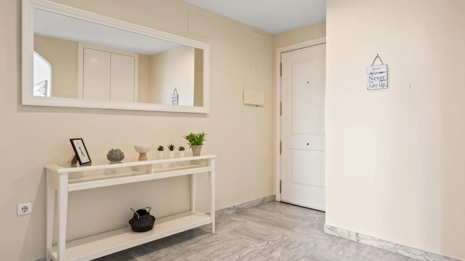 아파트 Lovely 2-Bed 10 Mins Walk From Puerto Banus 마르베야