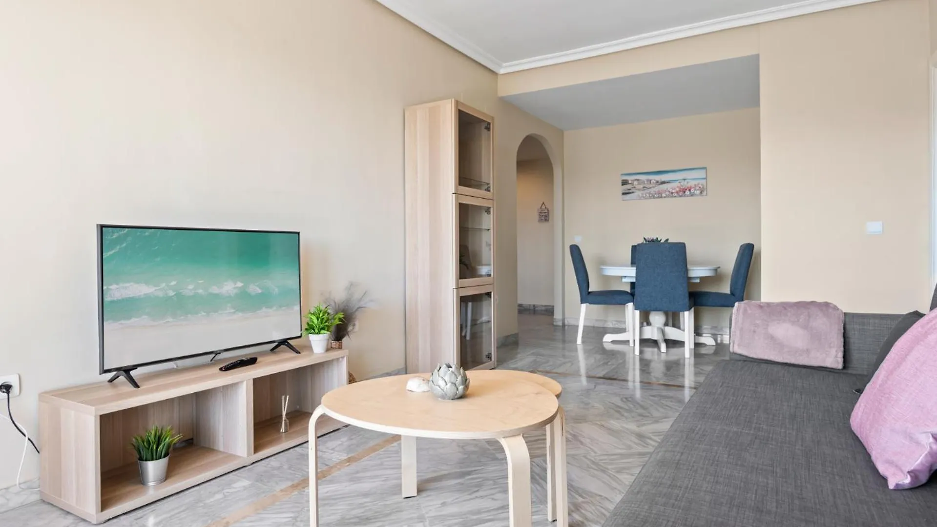 Lovely 2-Bed 10 Mins Walk From Puerto Banus 마르베야 아파트
