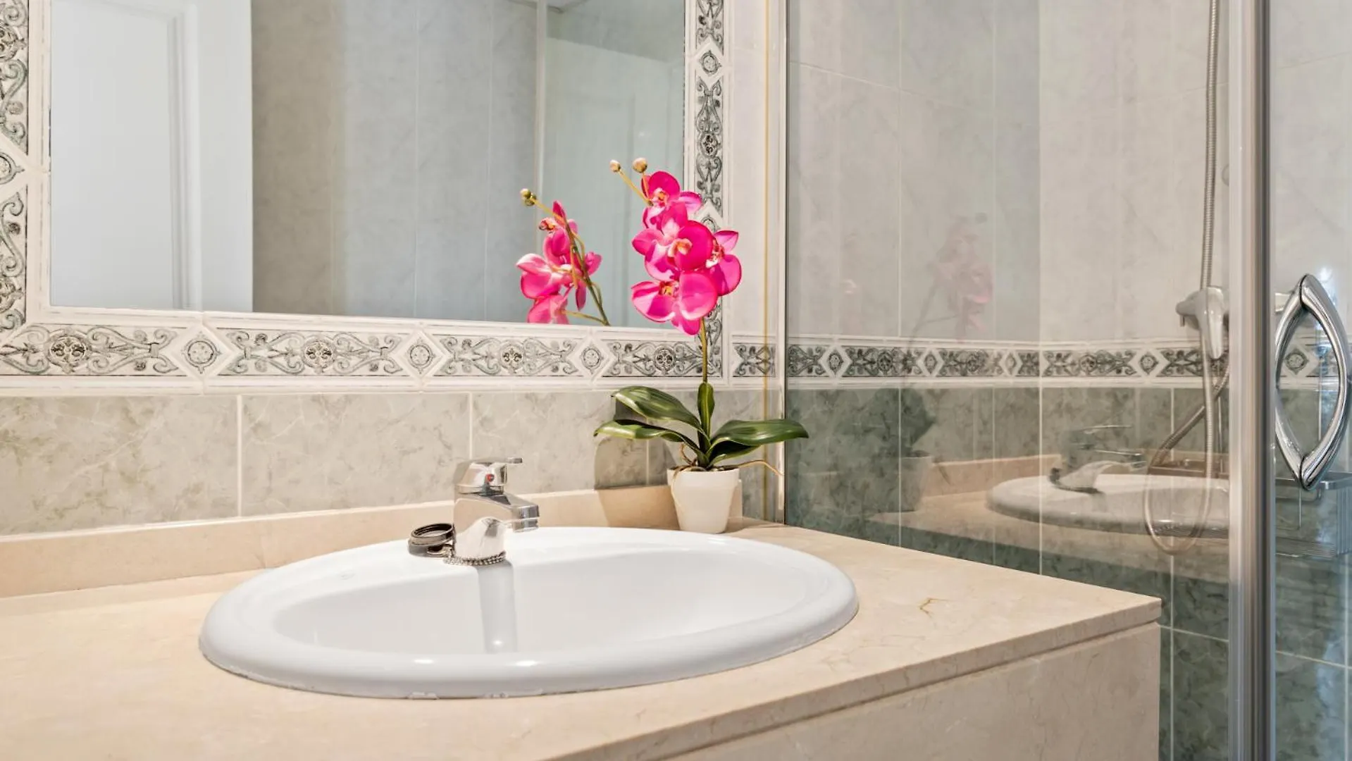 아파트 Lovely 2-Bed 10 Mins Walk From Puerto Banus 마르베야