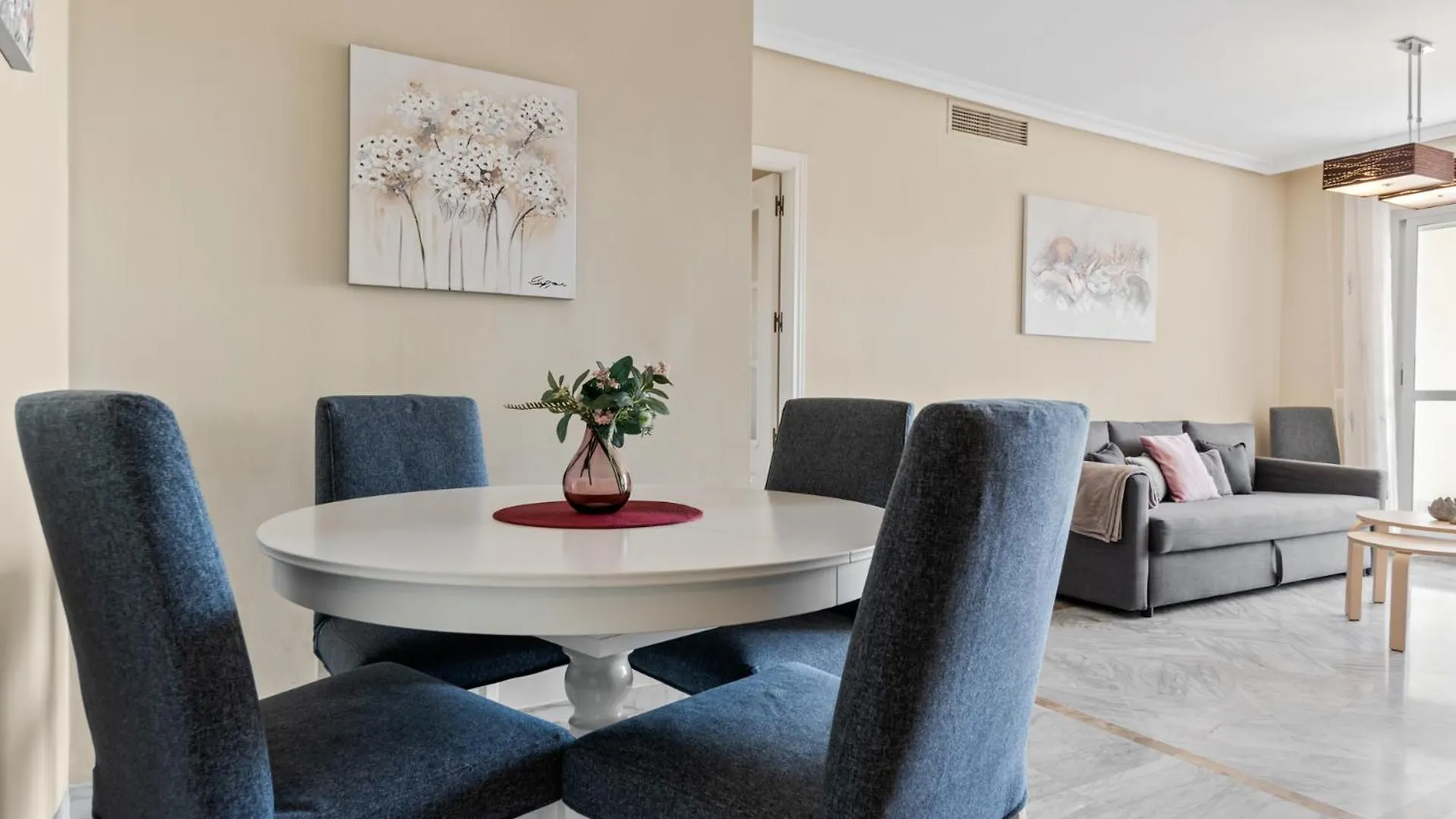 Lovely 2-Bed 10 Mins Walk From Puerto Banus 마르베야 스페인