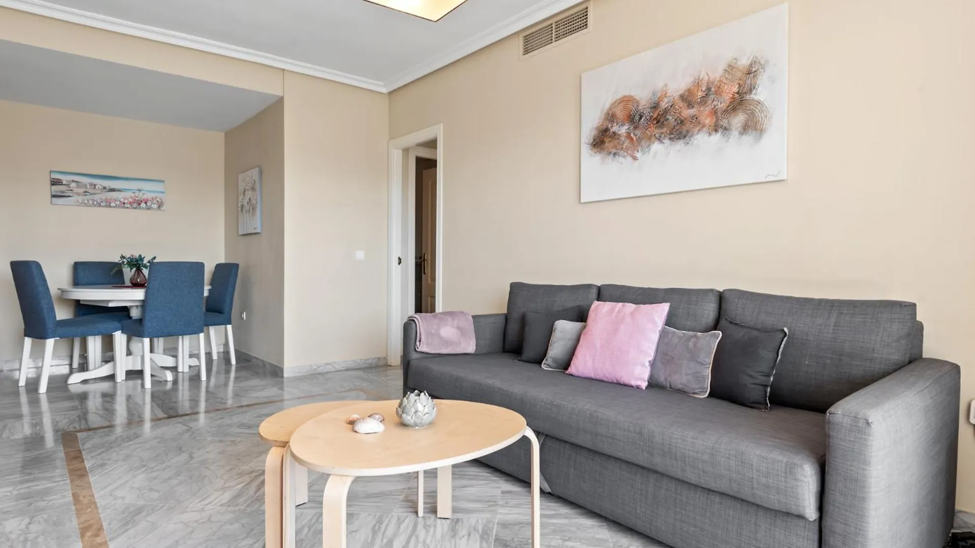 Lovely 2-Bed 10 Mins Walk From Puerto Banus 마르베야 0*,  스페인