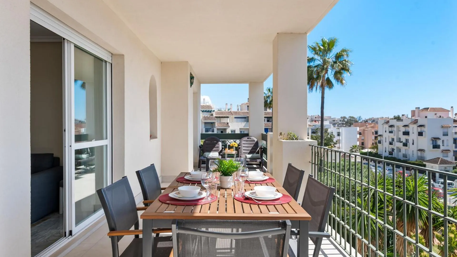 Lovely 2-Bed 10 Mins Walk From Puerto Banus 마르베야 0*,  스페인