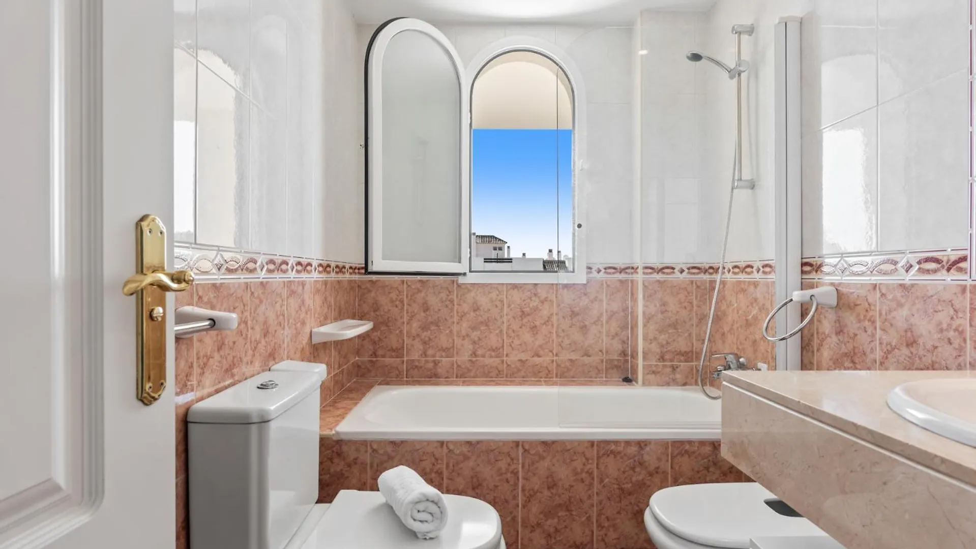 Lovely 2-Bed 10 Mins Walk From Puerto Banus 마르베야 0*,  스페인