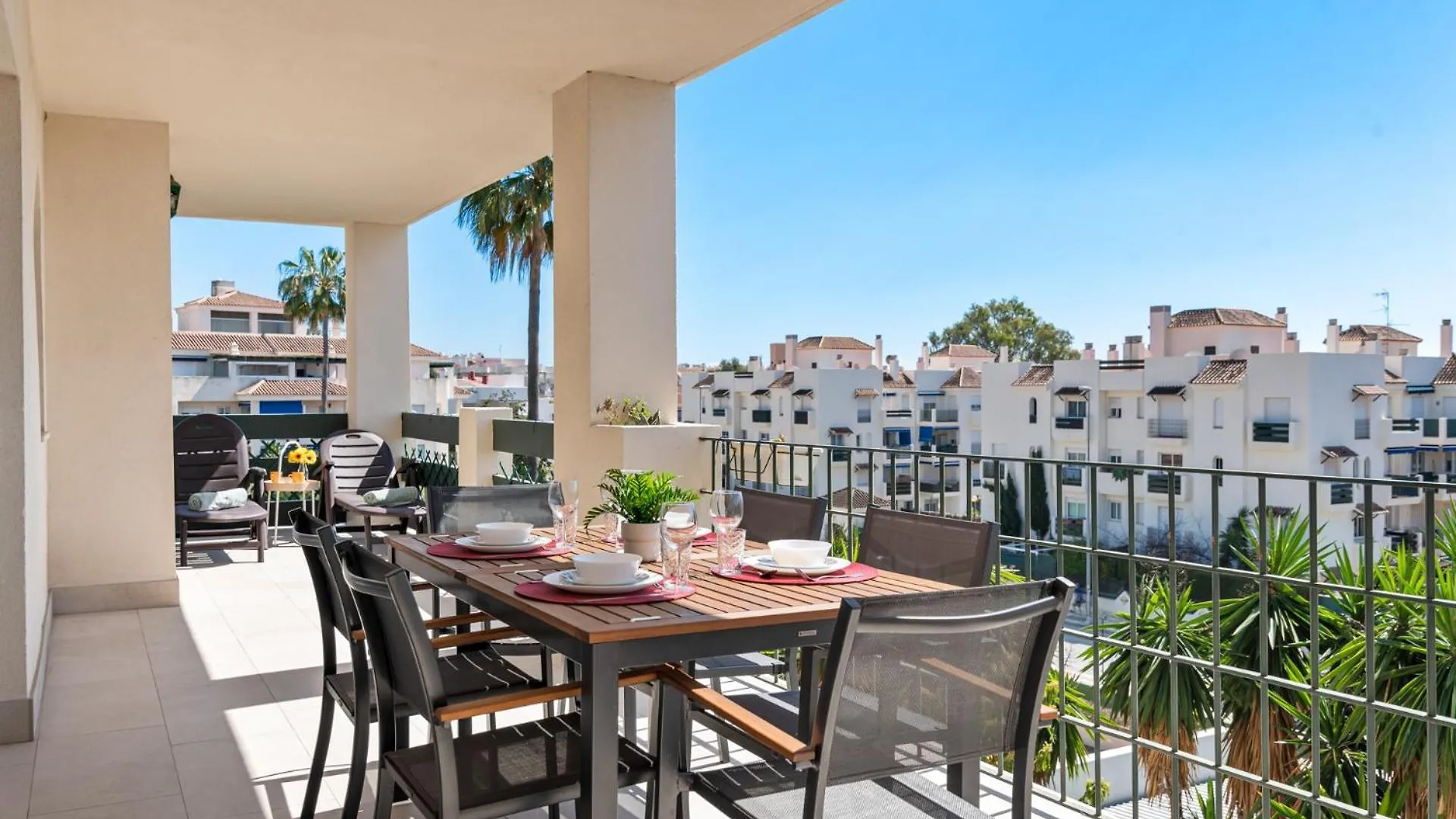 Apartment Lovely 2-Bed 10 Mins Walk From Puerto Banus Marbella