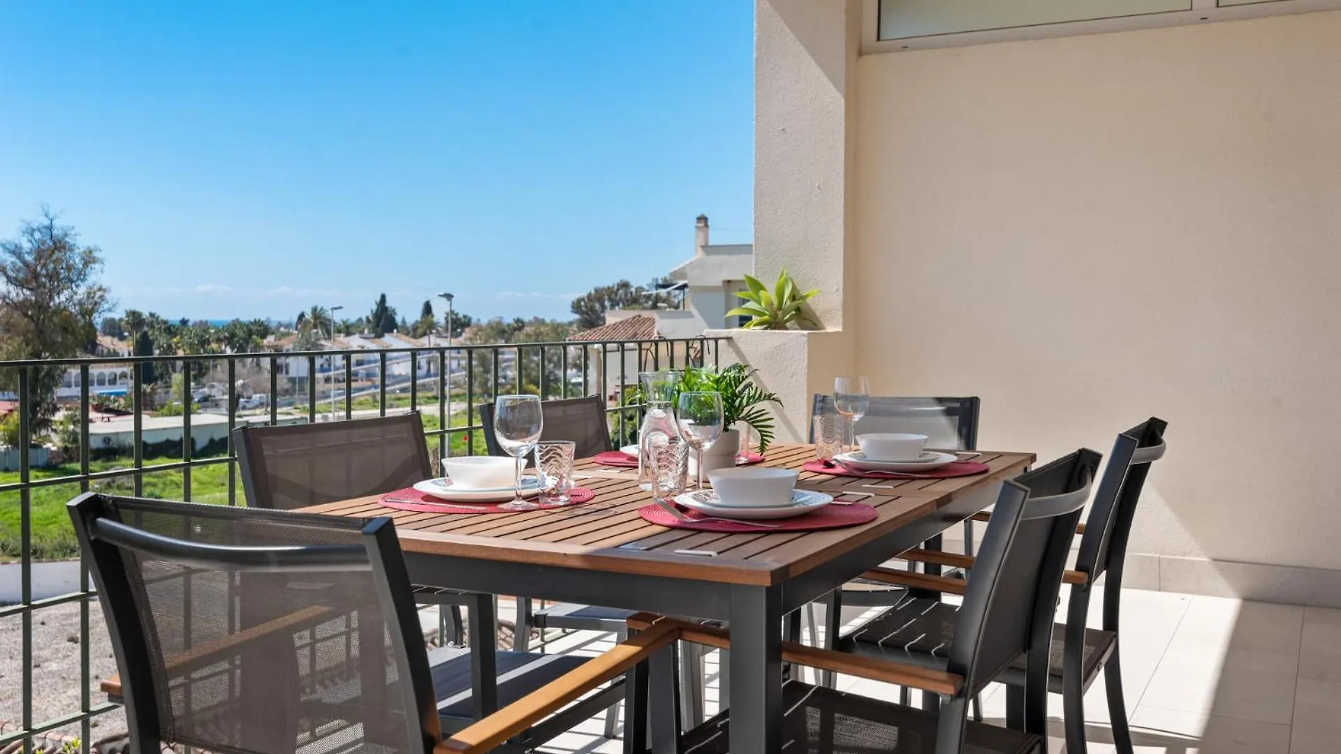 Lovely 2-Bed 10 Mins Walk From Puerto Banus Marbella
