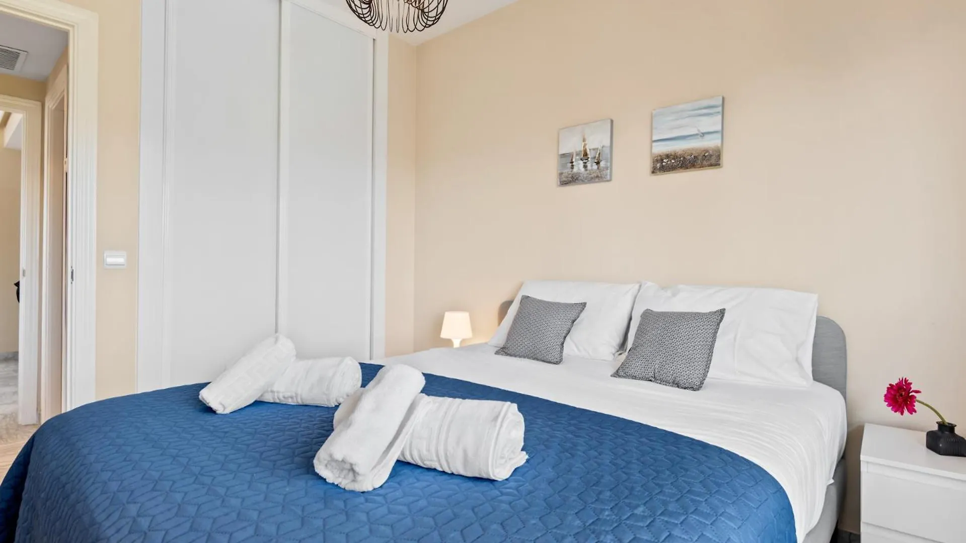 Apartment Lovely 2-Bed 10 Mins Walk From Puerto Banus Marbella