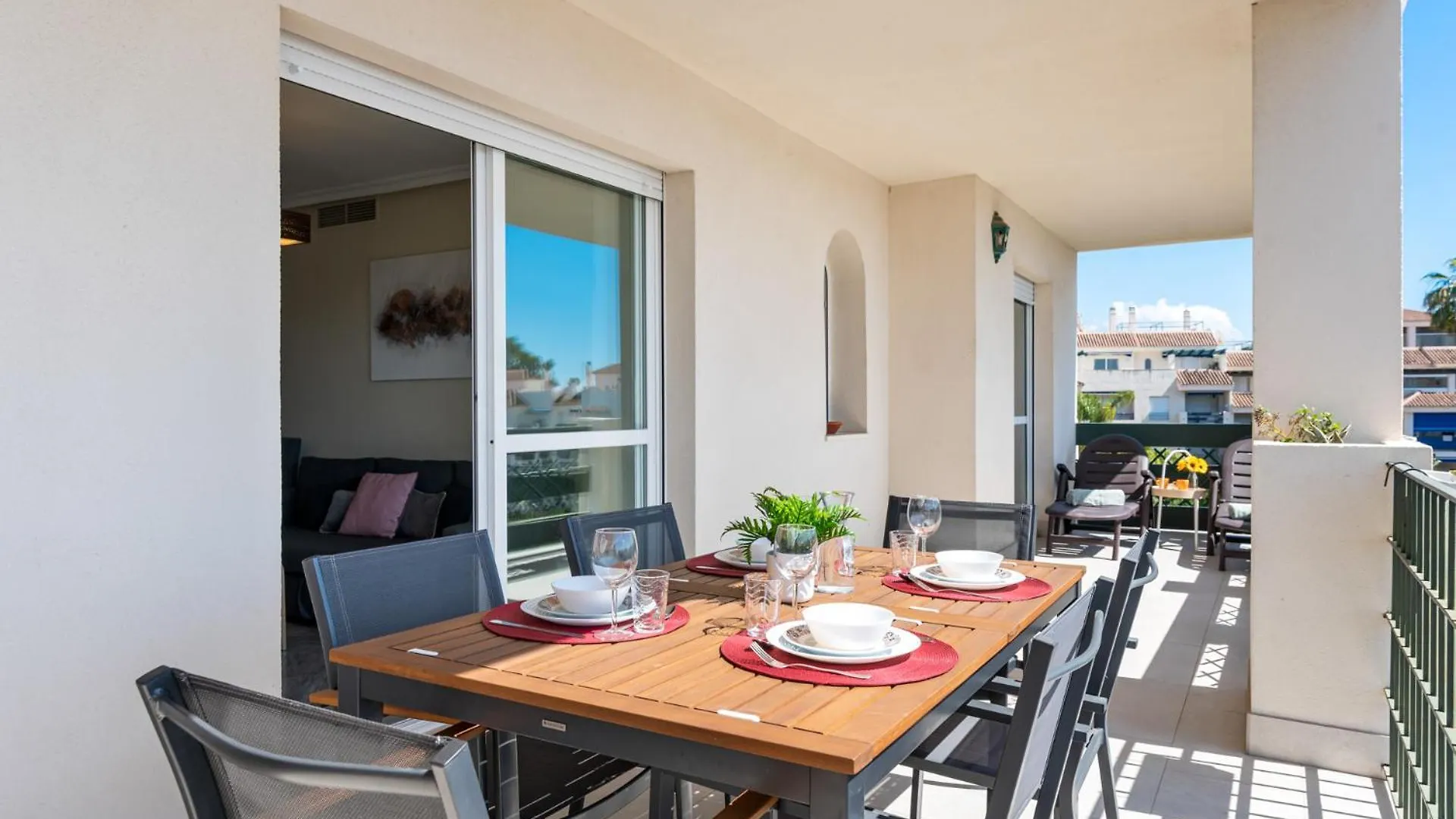 Apartment Lovely 2-Bed 10 Mins Walk From Puerto Banus Marbella