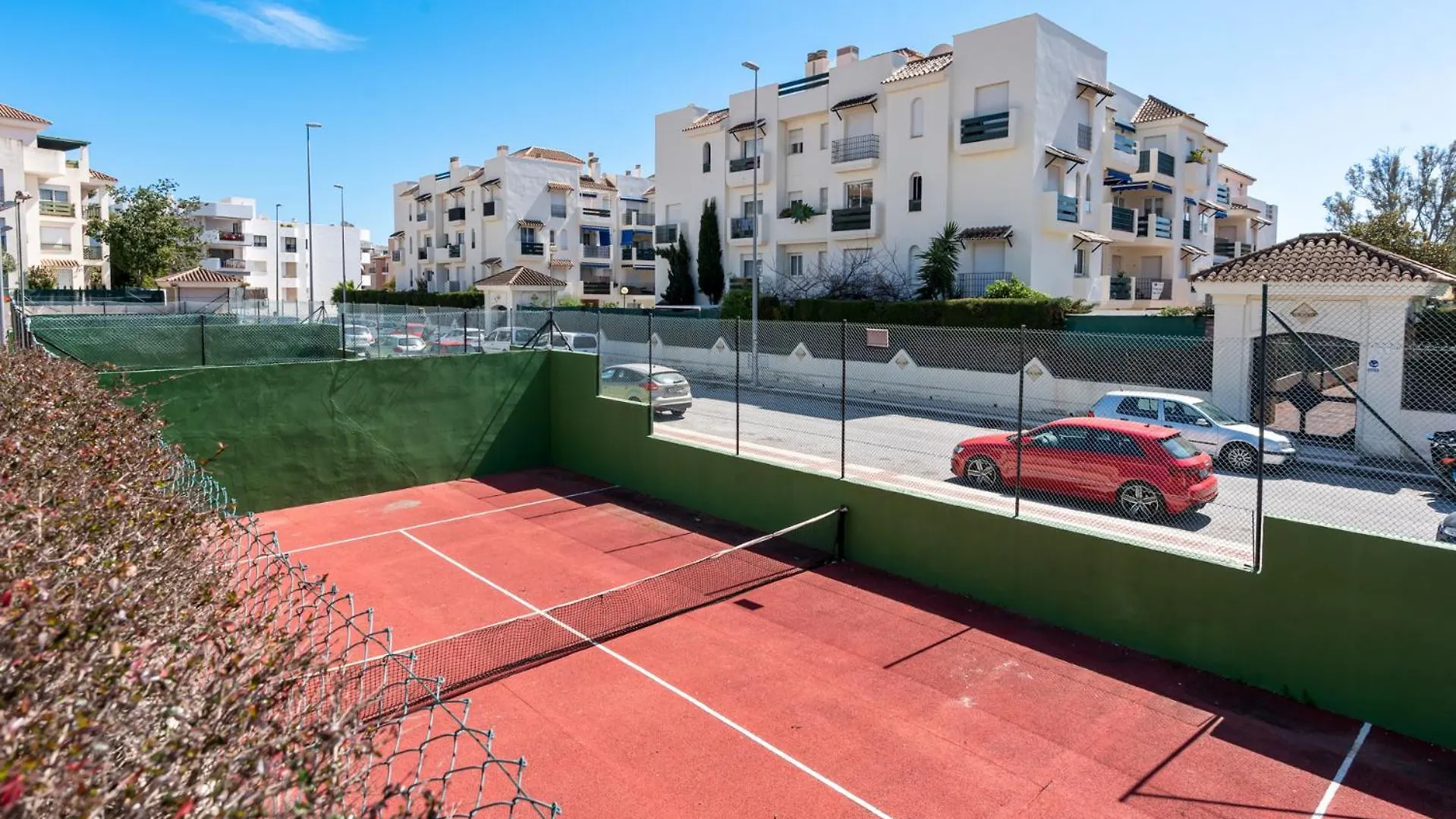 Lovely 2-Bed 10 Mins Walk From Puerto Banus Marbella