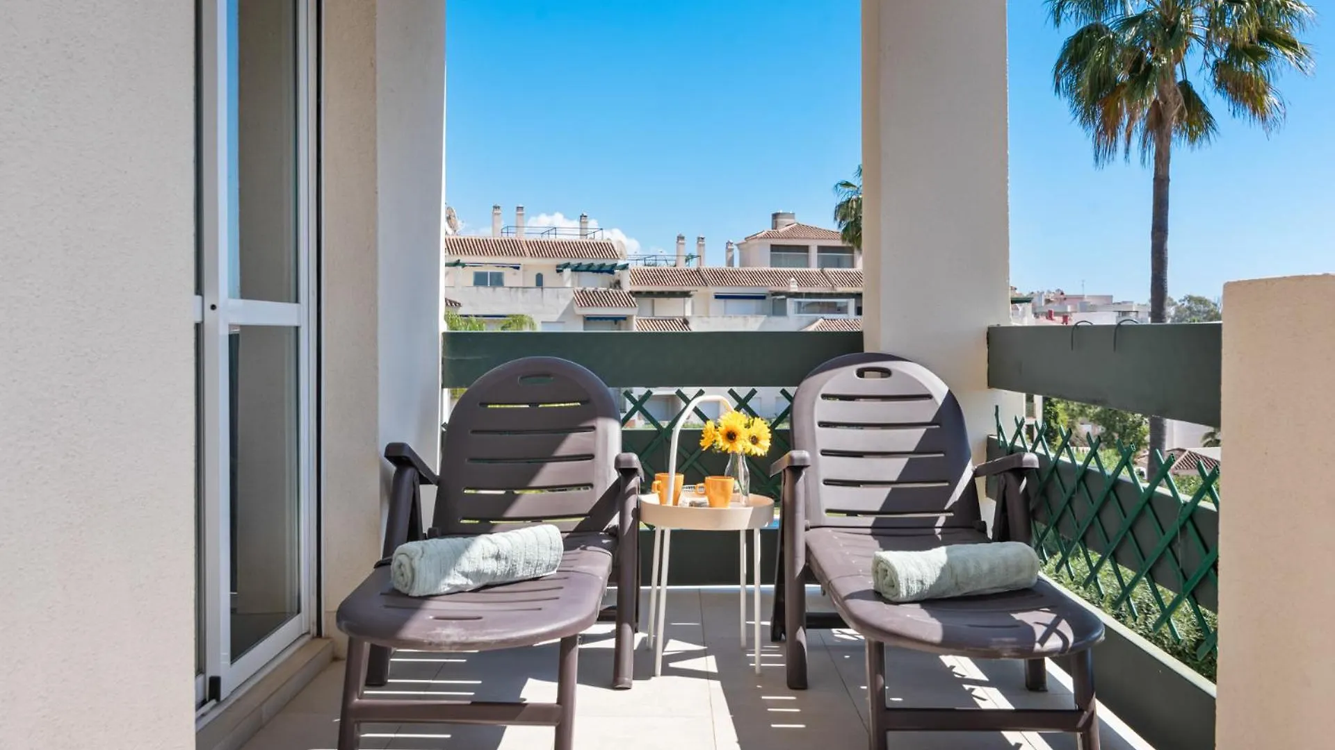 Apartment Lovely 2-Bed 10 Mins Walk From Puerto Banus Marbella