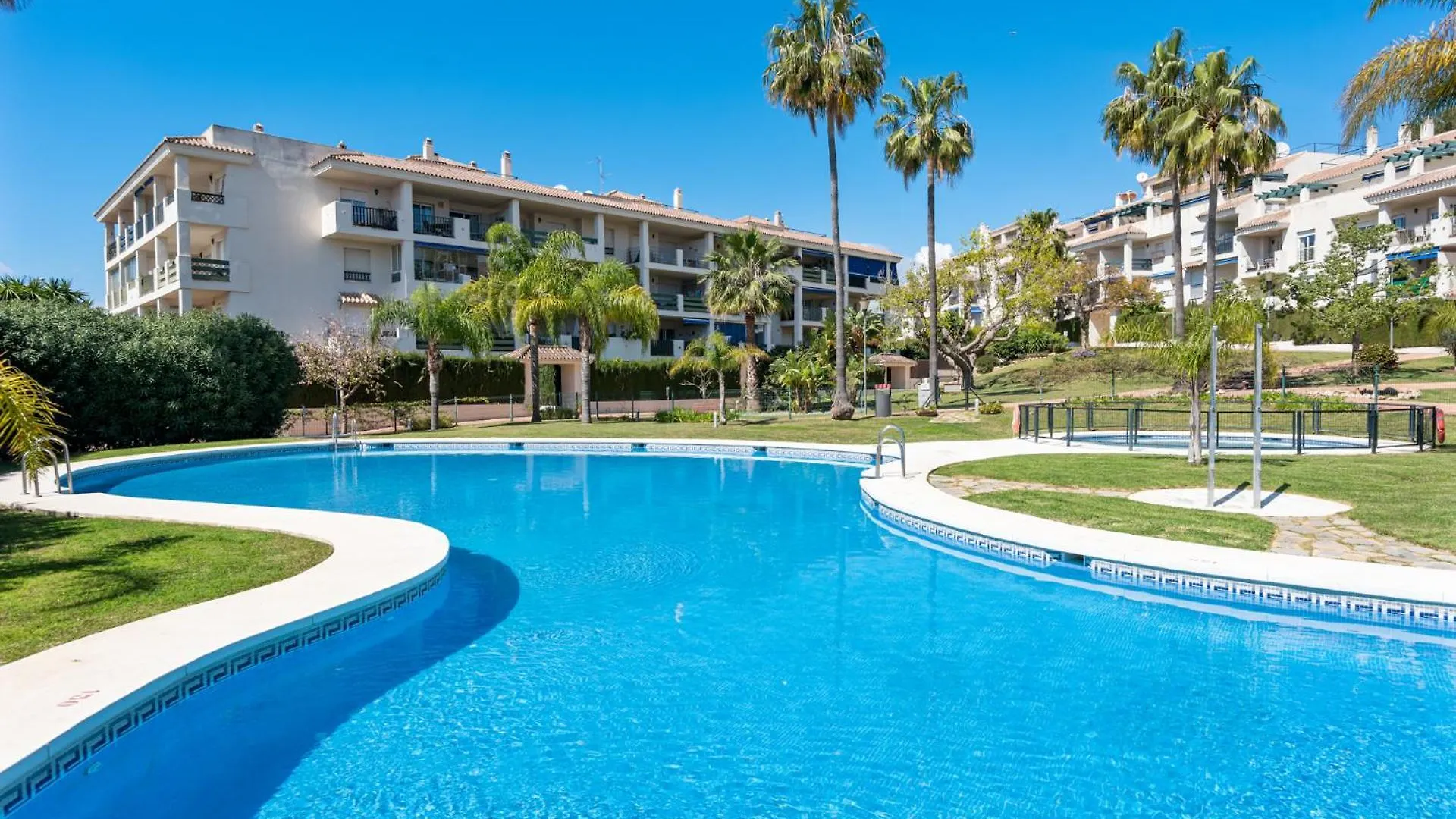 Lovely 2-Bed 10 Mins Walk From Puerto Banus Marbella