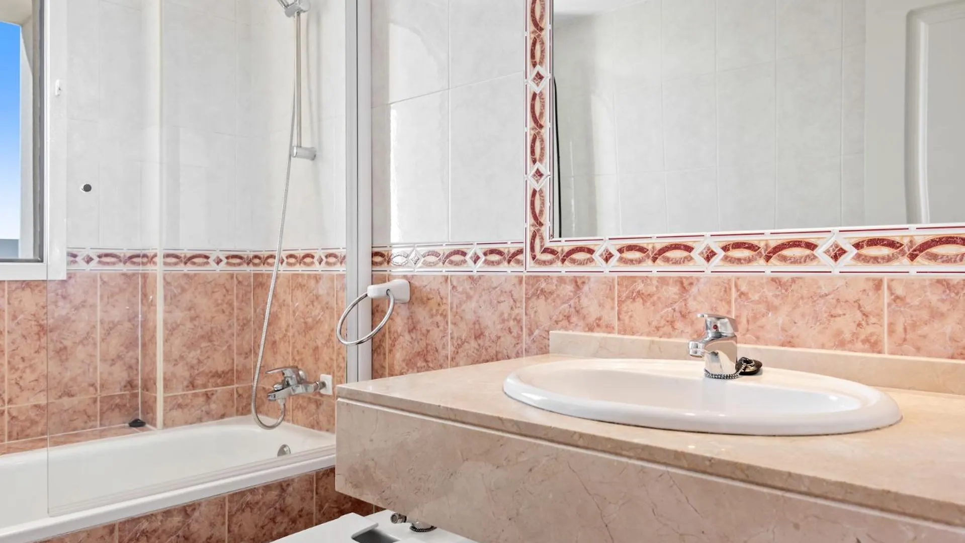 Lovely 2-Bed 10 Mins Walk From Puerto Banus Marbella