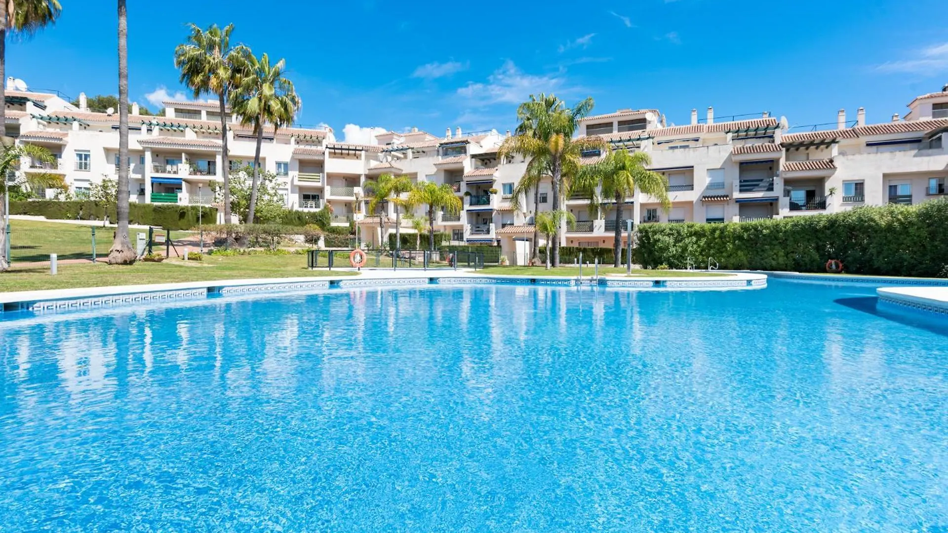 Lovely 2-Bed 10 Mins Walk From Puerto Banus Marbella 0*,