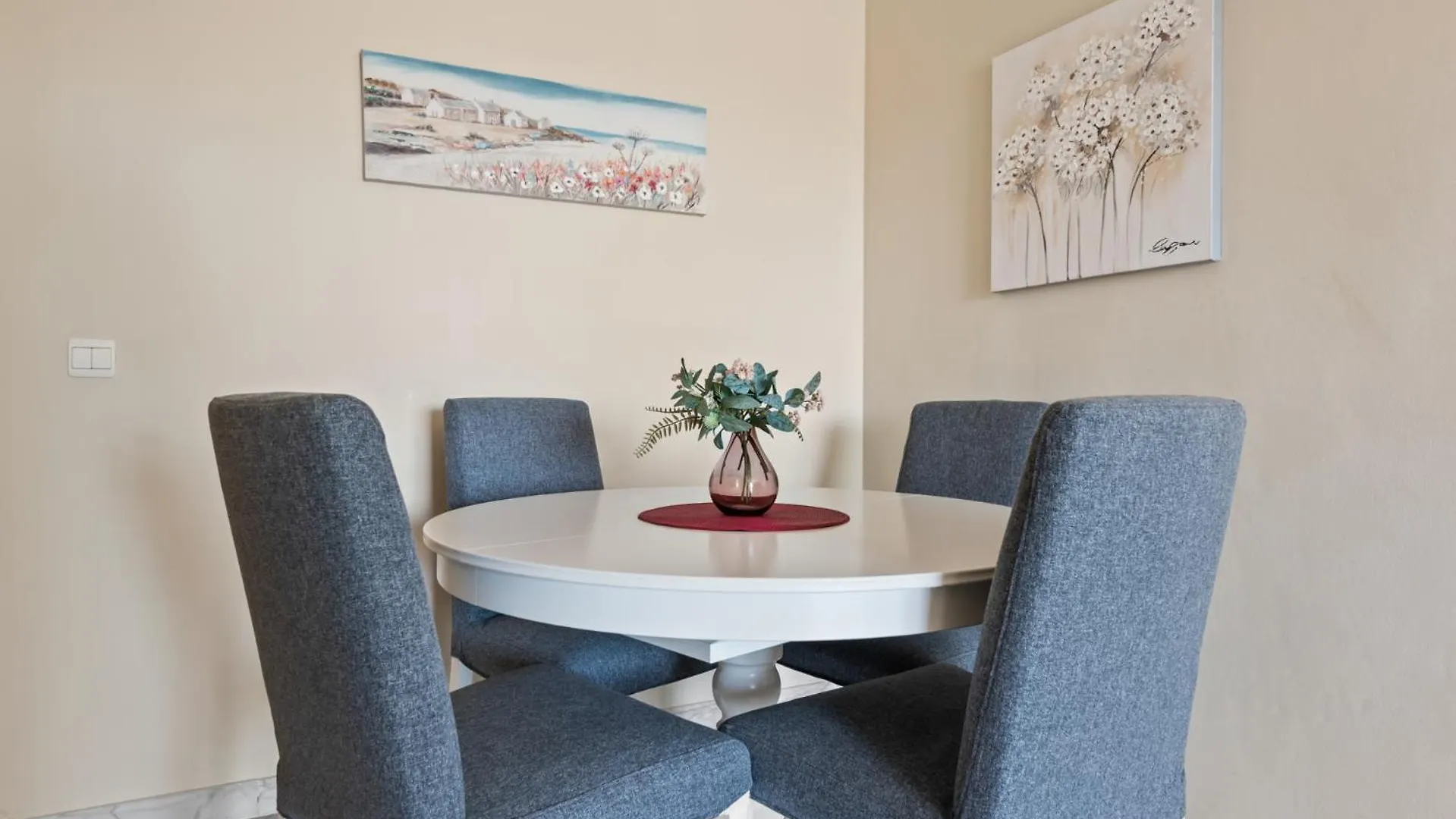 Lovely 2-Bed 10 Mins Walk From Puerto Banus Marbella