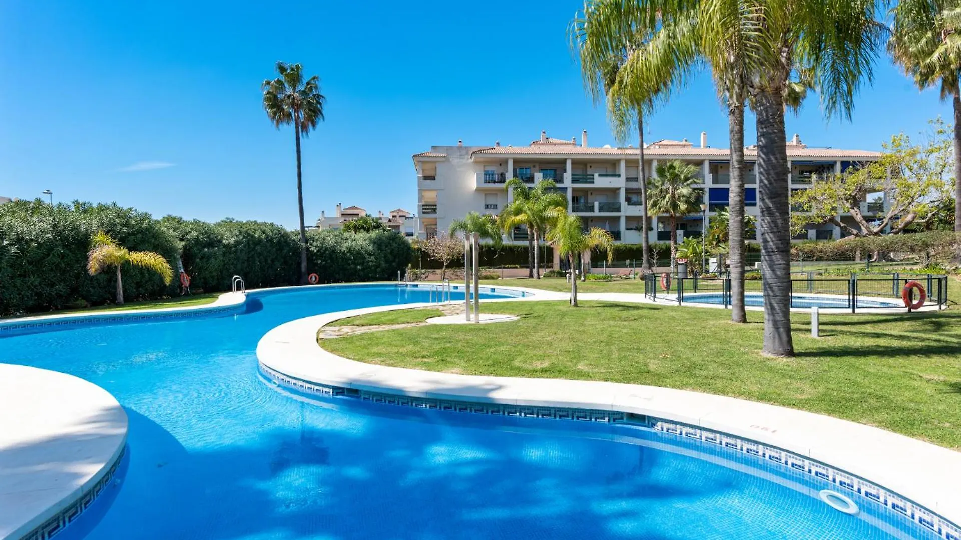 Lovely 2-Bed 10 Mins Walk From Puerto Banus Marbella 0*,